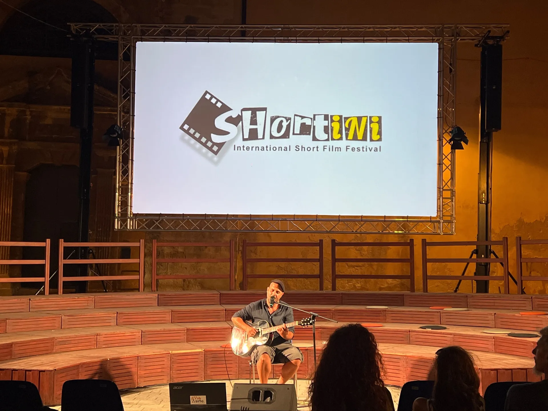 Schermo di videoproiezione su palco per conferenze ed eventi culturali