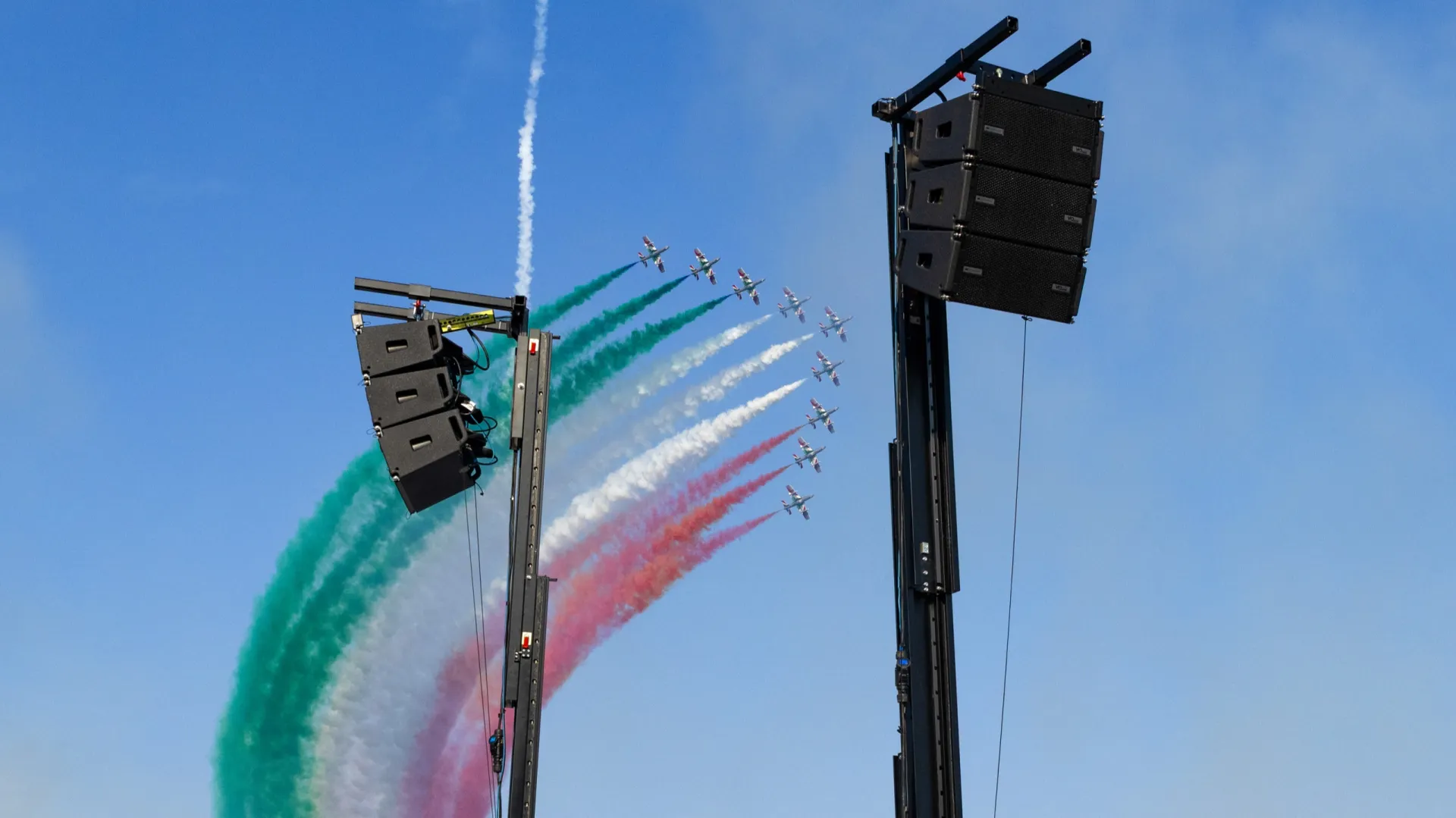 Le Frecce Tricolori sorvolano due torri audio con line array