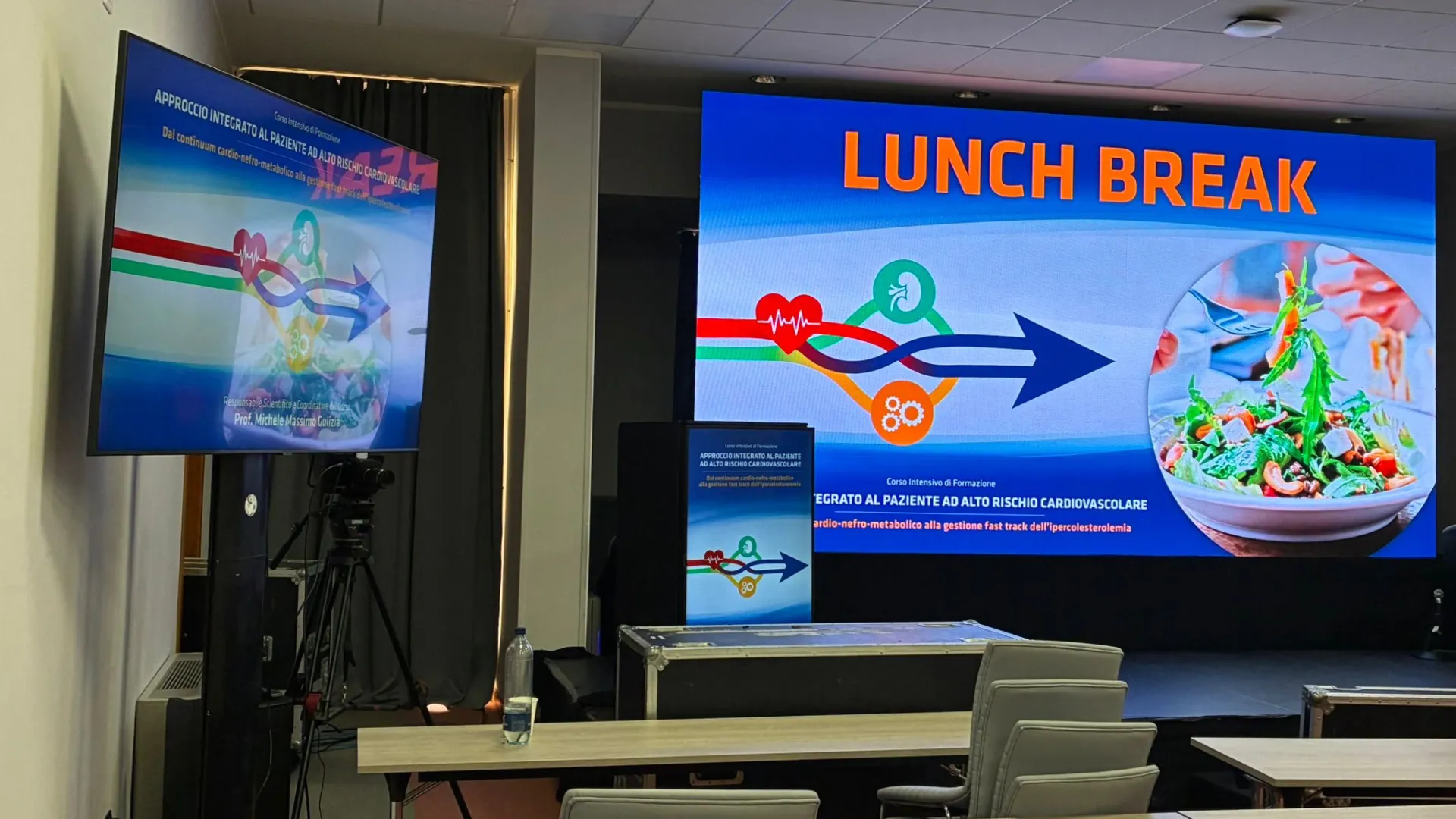 Sistema visivo per sala conferenze con grande schermo Ledwall e monitor di rilancio