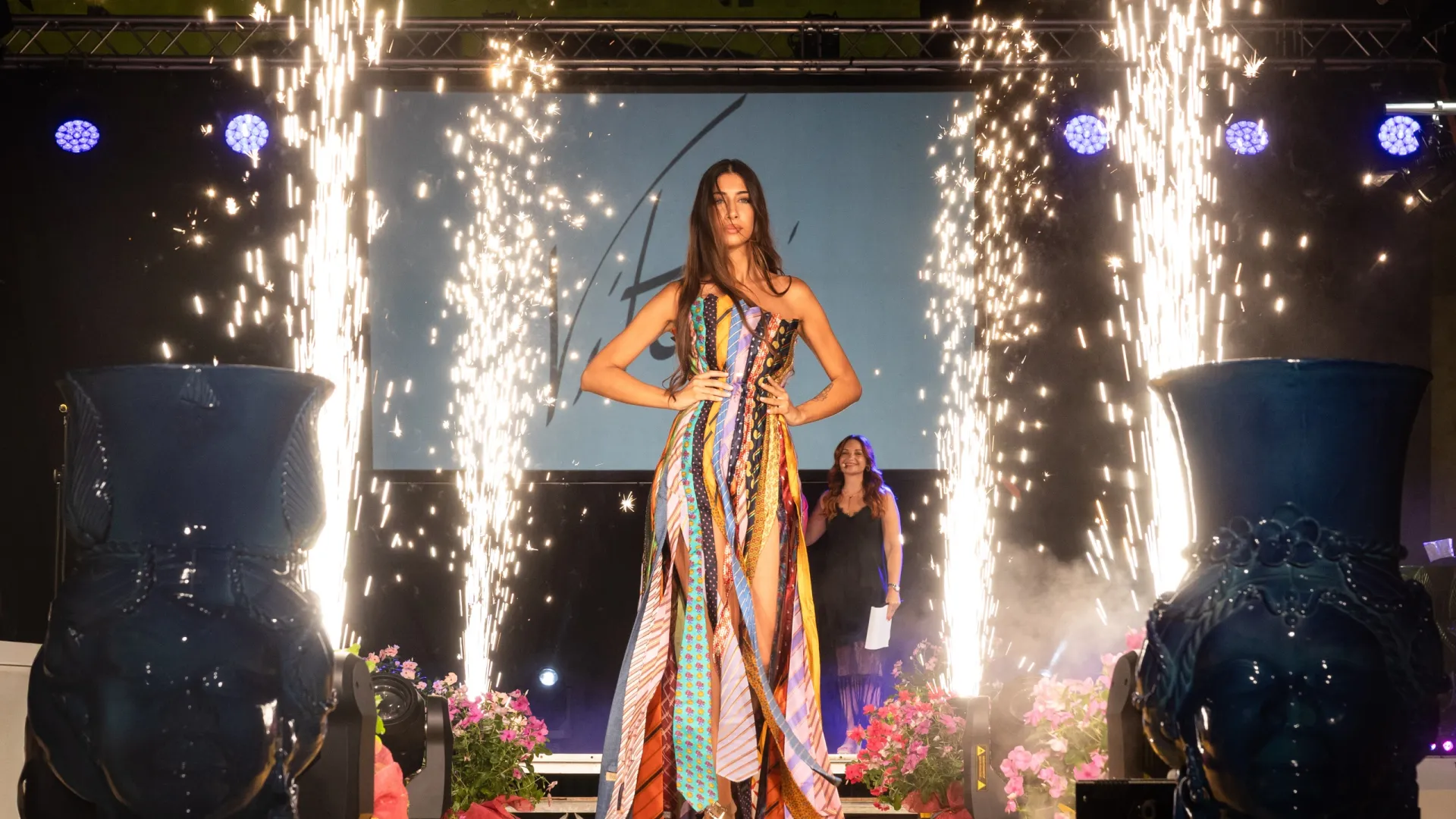 Passerella per sfilata di moda con illuminazione d'accento ed effetti scintille fredde