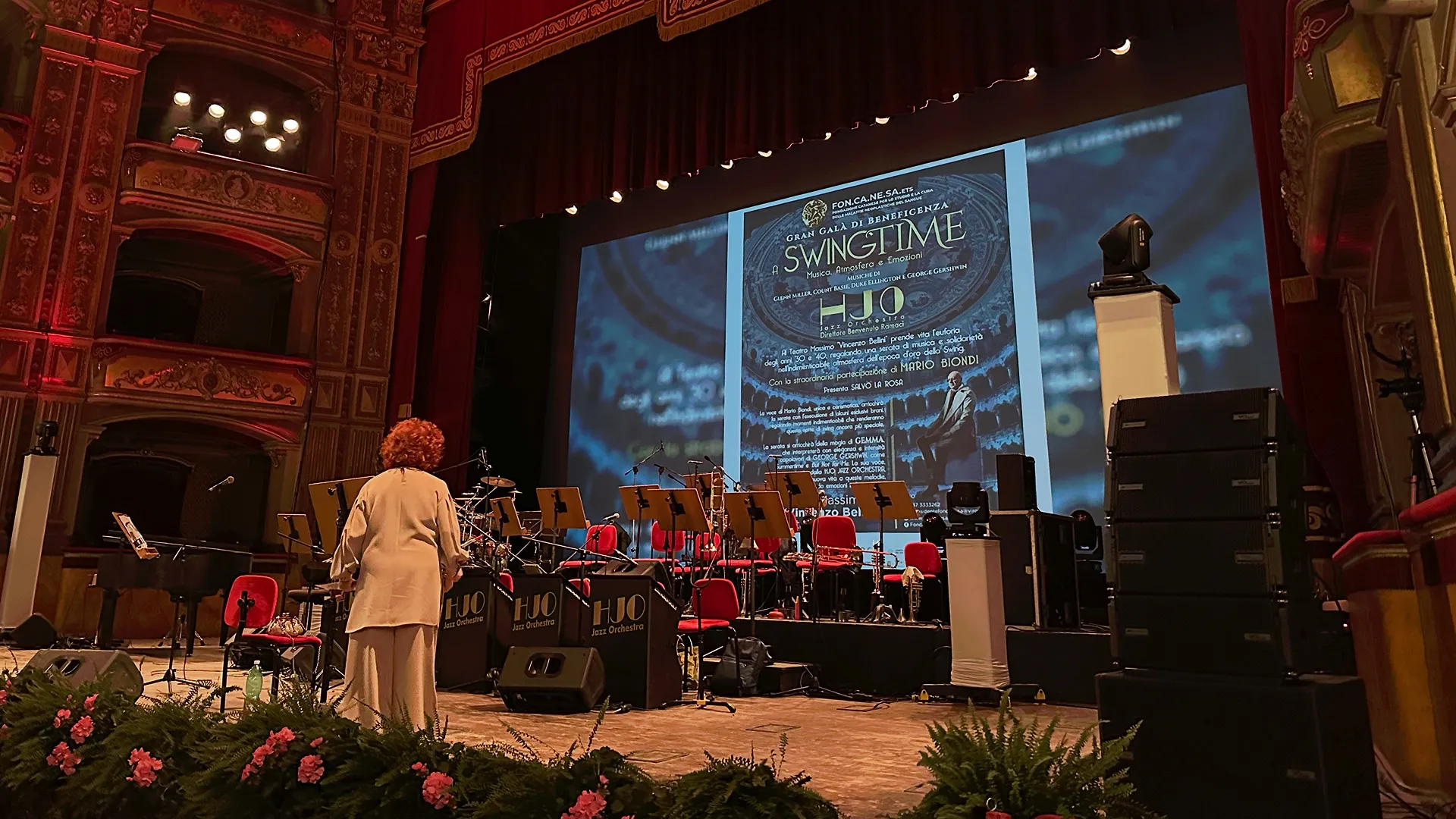 Palco del Teatro Bellini allestito per un galà con schermo e impianto audio