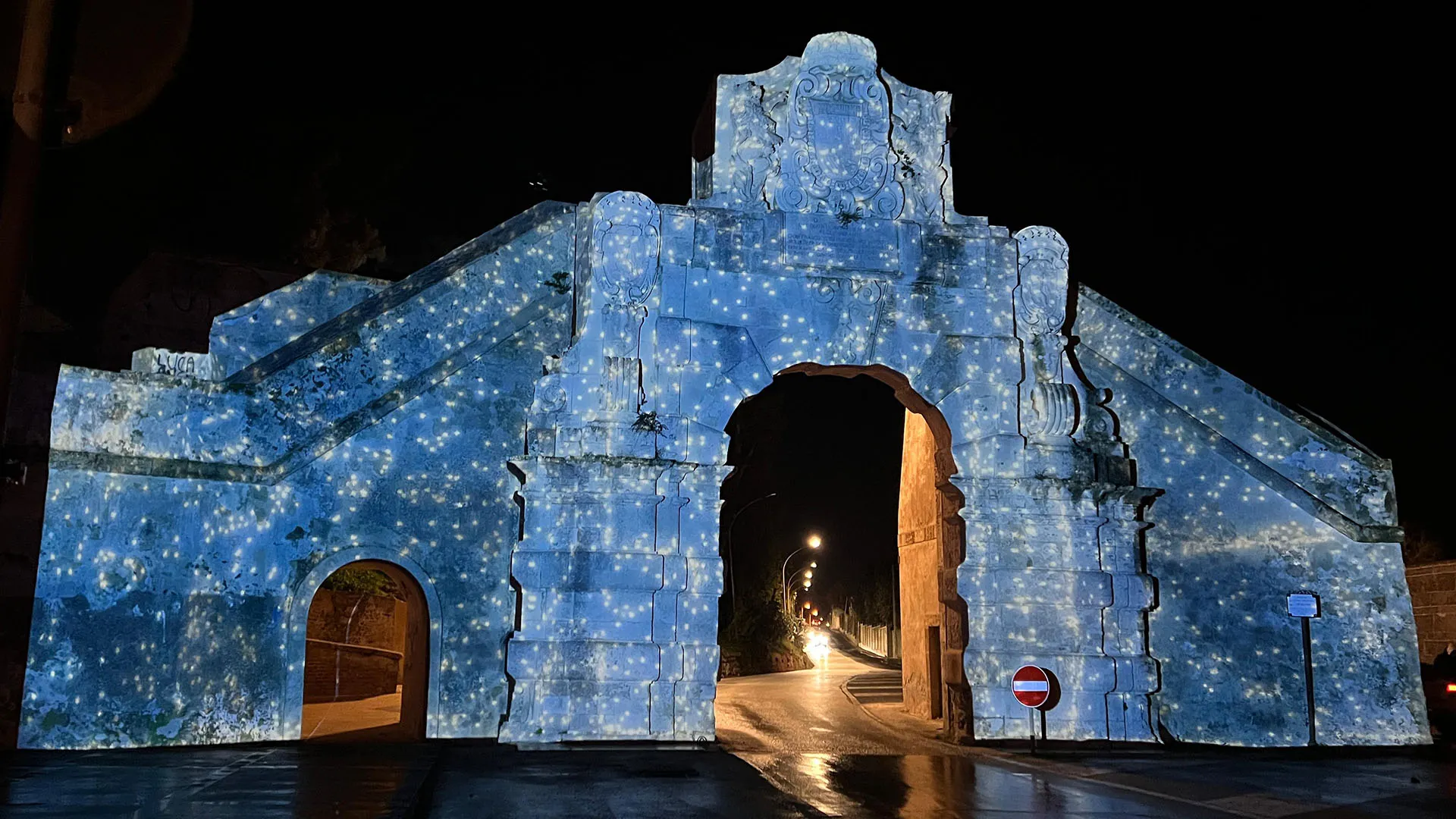 Proiezione architetturale e videomapping monumentale su facciata storica in notturna