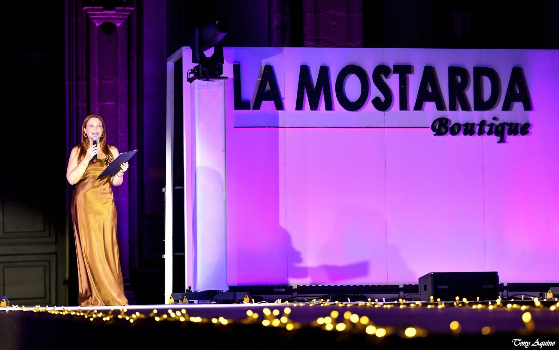Palco e passerella illuminata per la sfilata La Mostarda in Piazza Duomo ad Augusta